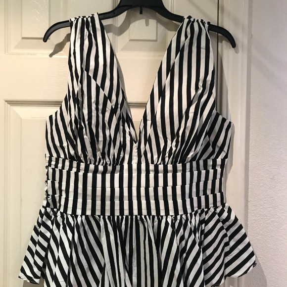 Very Cute & Chic Venus V-Neck Peplum Top - Picture 2 of 6